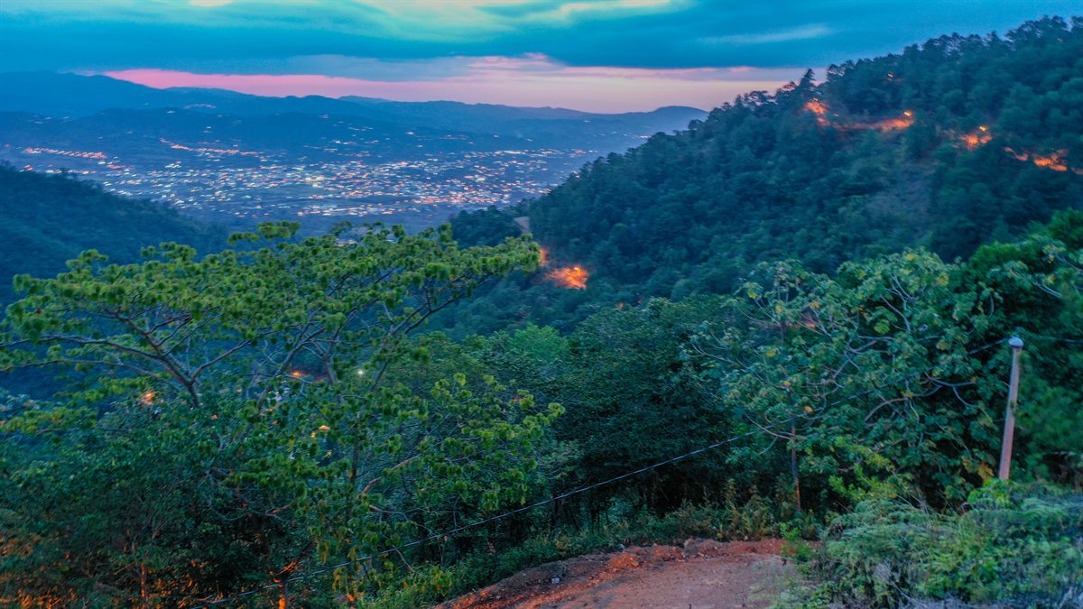 Vista nocturna de Jarabacoa desde la montaña