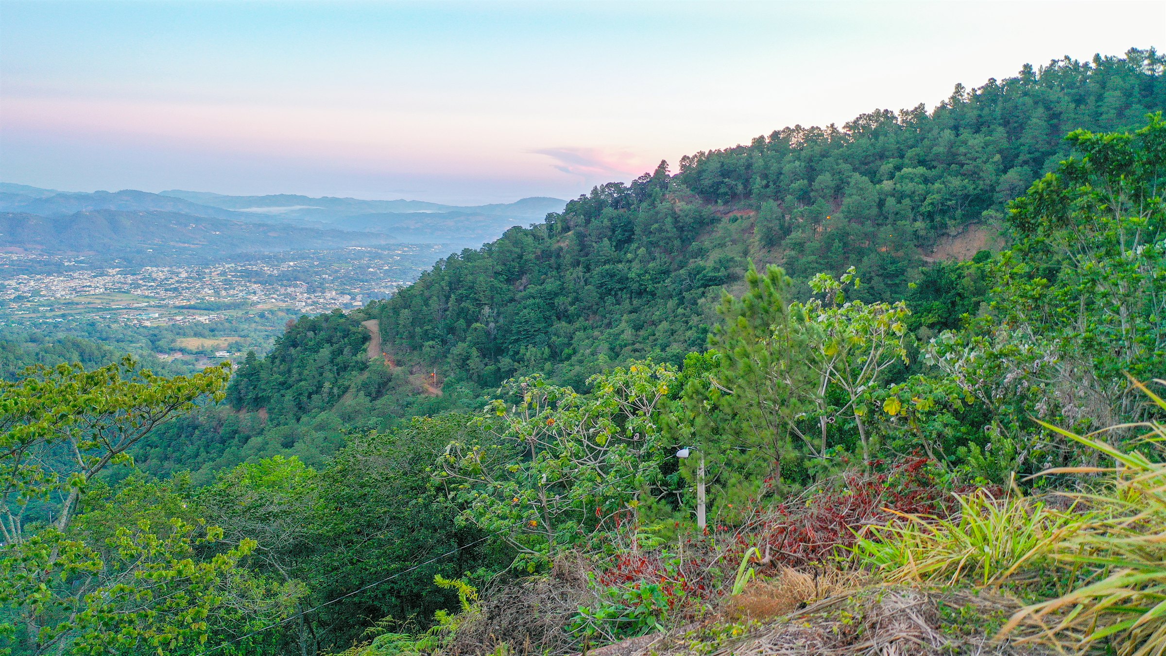 Vista diurna de las montañas y el pueblo de Jarabacoa desde el proyecto