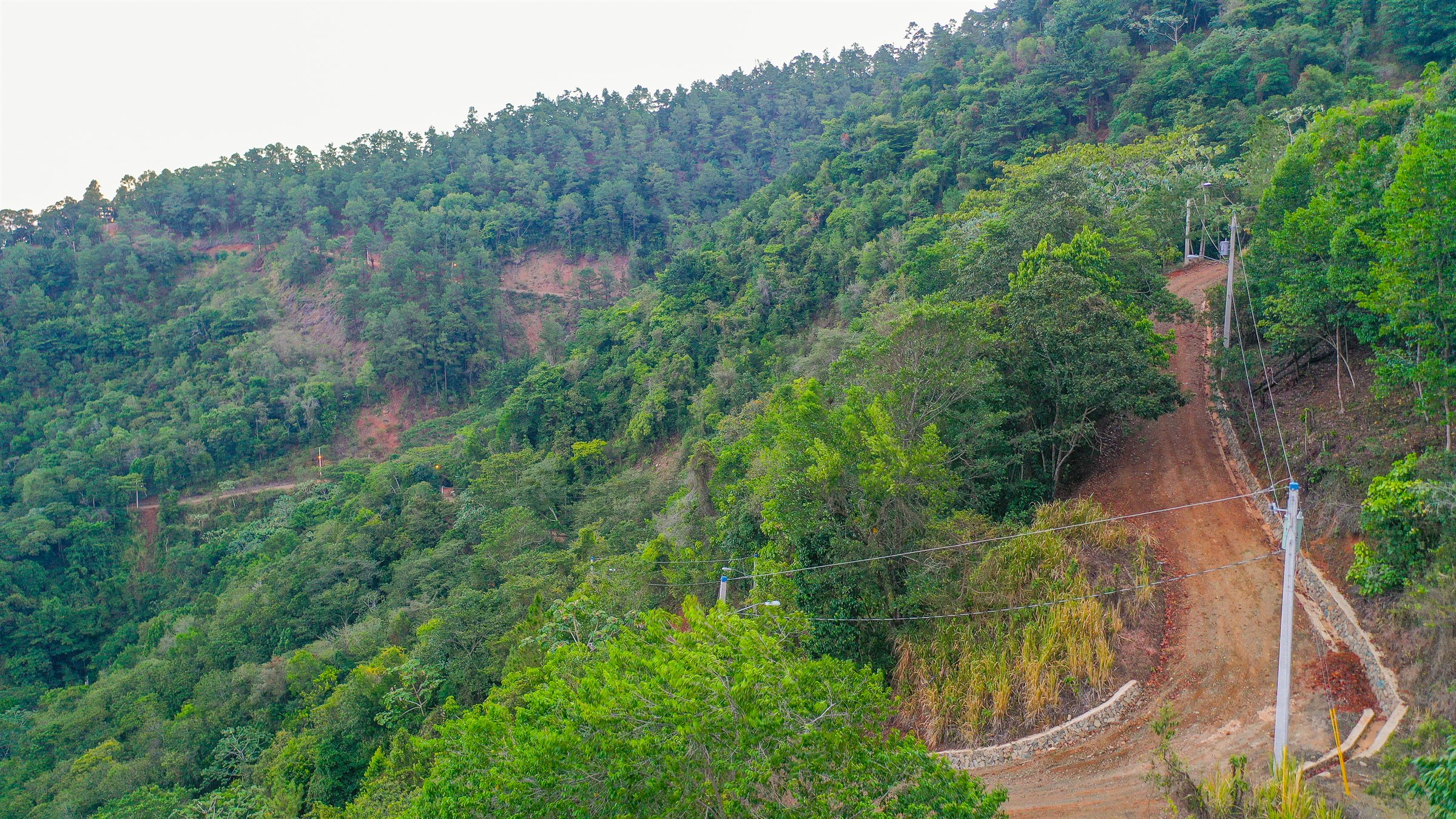 Accesos curvos dentro de la montaña